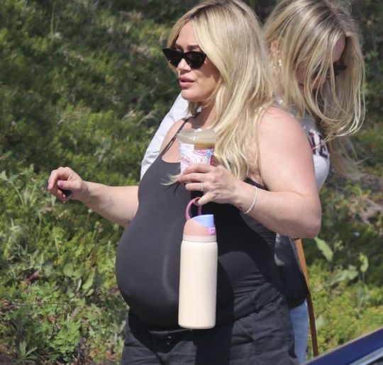 Hilary Duff mostra barrigão de gravidez, mas mantém data do parto em segredo