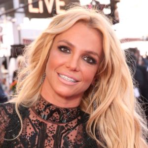 Britney Spears surpreende ao compartilhar vídeo andando de ponta cabeça