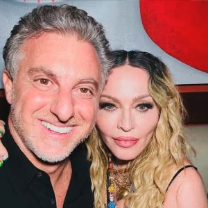 Luciano Huck tira foto com Madonna após <I>show</i> em Copacabana e dispara: <I>Você ajudou a curar um país dividido</i>