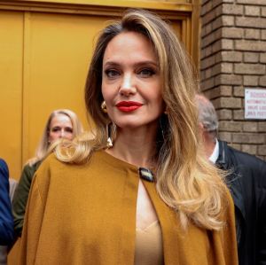 Defesa de Angelina Jolie responde a acusações de que atriz tentou criar uma barreira entre Brad Pitt e seus filhos